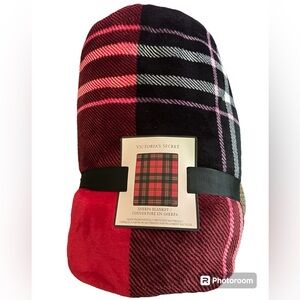 VICTORIA’S SECRET Plaid Sherpa Blanket